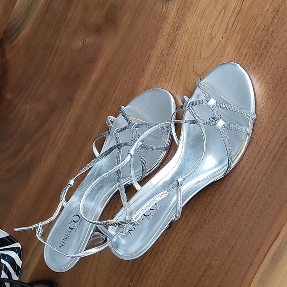 Silver shoes 10 - Picture 2 of 4